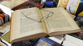 Nehmen Sie von dieser Frau ein Buch an? 