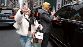 Was will der Mann mit der Trump-Maske?