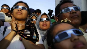 Zehntausende bestaunen totale Sonnenfinsternis