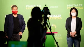 Mit Masken und maßvoller Kritik