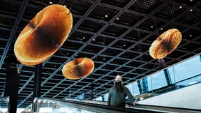 Tonnenschwere Kunst schwebt im neuen Terminal