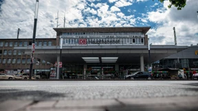 Jugendliche misshandelt gehbehinderten Obdachlosen