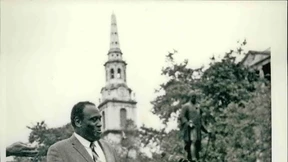 Sie hat an seinem Fuß geklirrt