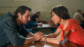 Eine Frau kettet sich an