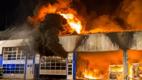 Busdepot steht in Flammen