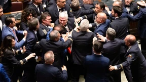 Abgeordneter geht bei Handgemenge zu Boden