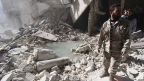 Menschenrechtler: Assad greift Zivilisten mit Fassbomben an