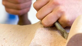 Regierung beschließt Mindestlohn für Steinmetze