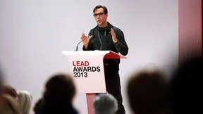 Assange zieht in Hamburg eine Show ab