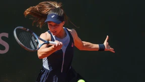 Tennisspielerin nach Sturz über Werbe-Aufsteller verletzt