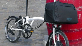 Ein Kofferraum mit Faltrad dran