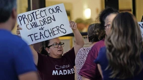 Schusssichere Schultische, durchsichtige Rucksäcke