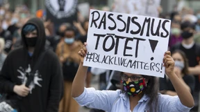 Hunderte Menschen demonstrieren gegen Rassismus und Polizeigewalt