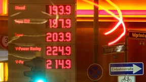 Ein Liter Super für mehr als zwei Euro