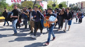 Hunderte Flüchtlinge brechen aus Camp auf griechischer Insel aus 