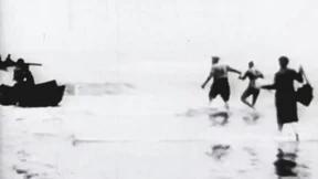 Gertrude Ederle durchschwimmt als erste Frau den Ärmelkanal