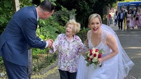 Hochzeitspaar freut sich über Zufallsbegegnung mit berühmter Sexualtherapeutin
