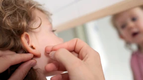 Debatte über Ohrlochstechen bei Kindern