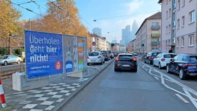 Banner erinnern an Vorfahrt für Radler