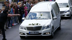 In Haltern regnen Blumen auf die Leichenwagen