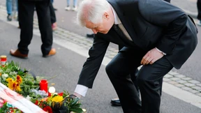 Seehofer legt Blumen an Synagoge nieder