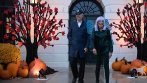 Die Bidens verteilen Süßigkeiten zu Halloween