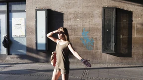 Wem gehört das Gesicht der Frau im Leopardenmantel?