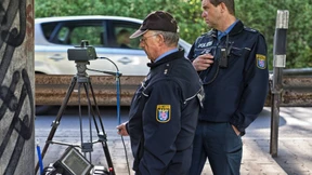 Viele brave Autofahrer und einige Raser