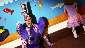 Ein Junge in Mädchenkleidern