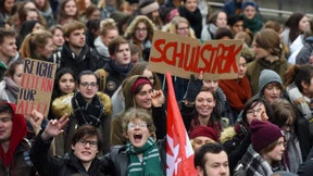 Schüler streiken und verlangen mehr Geld für Schulen