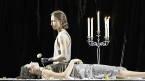 Hinterm totenbleichen Wurzelvorhang