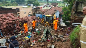 Mauer stürzt in Indien auf Häuser