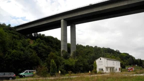 Leichen von Söhnen und ihrem Vater unter Autobahnbrücke gefunden