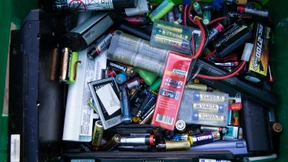 Die EU besiegelt das Ende festverklebter Akkus