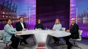 Warum schaffen die Deutschen nicht einfach einen Feiertag ab?