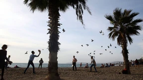 Athener genießen Strand bei 22 Grad
