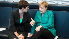 Kramp-Karrenbauer lobt Merkels Führungsstärke