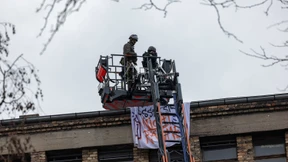 Polizei bewegt zwei Besetzer zum Verlassen des Dachs