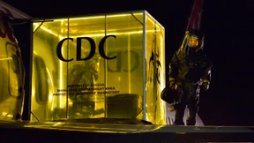 Tollwütige Zombies in fliegender Kiste