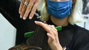 Rauf auf den Friseurstuhl, auf die Rutsche, mit den Preisen