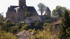 Mittelalterlicher Bergfried neben Weltkriegsbunker