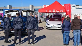 „Guck mal, Mama, ein Tesla“