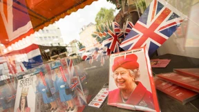 Ihre Majestät lächelt aus dem Schaufenster