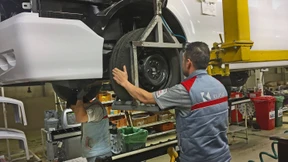 Türkischer Zwerg greift Busmarkt an