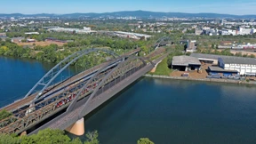 Deutsche Bahn baut neue Mainbrücke in Frankfurt