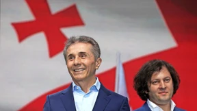 Georgiens starker Mann pflegt einen russischen Stil