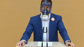 AfD-Politiker provoziert mit Gasmaske