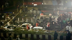 Mindestens acht Tote durch Explosion eines Kleinwagens