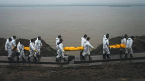 Helfer öffnen Schiffswrack im Jangtse