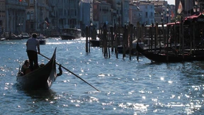 Gondolieri finden Stehlampe und Herd im Canal Grande